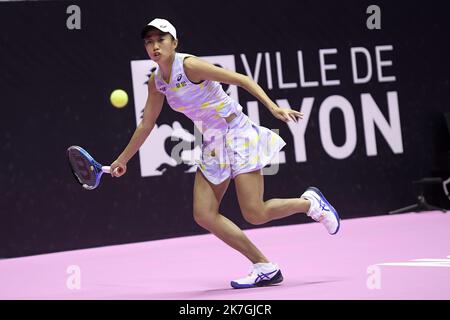 ©PHOTOPQR/LE PROGRES/Joël PHILIPPON - Lyon 05/03/2022 - Caroline Garcia-Shuai Zhang. Open féminin WTA 250 de Lyon. 5. märz 2022 - Ici Shuai Zhang. Caroline Garcia-Shuai Zhang. Open féminin WTA 250 de Lyon Stockfoto