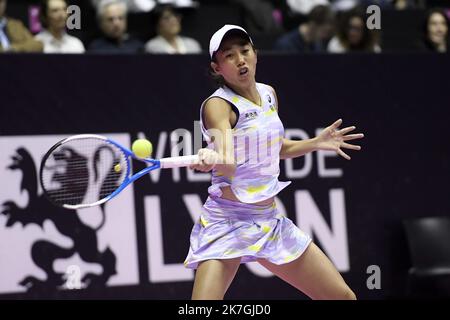 ©PHOTOPQR/LE PROGRES/Joël PHILIPPON - Lyon 05/03/2022 - Caroline Garcia-Shuai Zhang. Open féminin WTA 250 de Lyon. 5. märz 2022 - Ici Shuai Zhang. Caroline Garcia-Shuai Zhang. Open féminin WTA 250 de Lyon Stockfoto