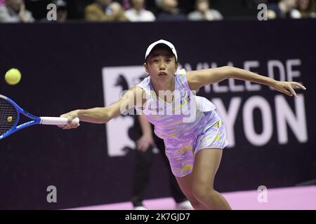 ©PHOTOPQR/LE PROGRES/Joël PHILIPPON - Lyon 05/03/2022 - Caroline Garcia-Shuai Zhang. Open féminin WTA 250 de Lyon. 5. märz 2022 - Ici Shuai Zhang. Caroline Garcia-Shuai Zhang. Open féminin WTA 250 de Lyon Stockfoto