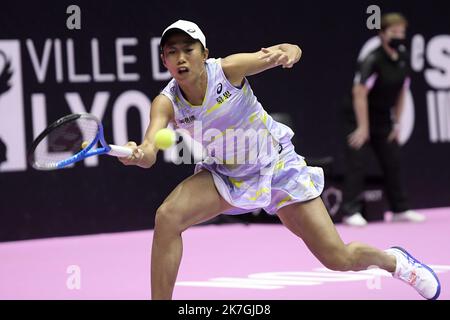 ©PHOTOPQR/LE PROGRES/Joël PHILIPPON - Lyon 05/03/2022 - Caroline Garcia-Shuai Zhang. Open féminin WTA 250 de Lyon. 5. märz 2022 - Ici Shuai Zhang. Caroline Garcia-Shuai Zhang. Open féminin WTA 250 de Lyon Stockfoto