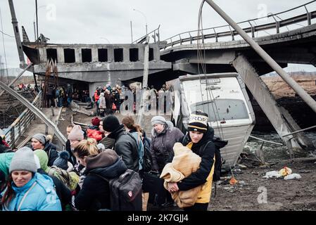 ©Adrien Vautier / Le Pictorium/MAXPPP - Irpin 05/03/2022 Adrien Vautier / Le Pictorium - 5/3/2022 - Ukraine / Irpin - Les habitants d'Irpin dans le nord de Kiev fuient leur ville sous les bombardements des russes.le 5 mars. / 5/3/2022 - Ukraine / Irpin - die Bewohner von Irpin im Norden Kiews fliehen am 5. März unter russischem Beschuss aus ihrer Stadt. Stockfoto