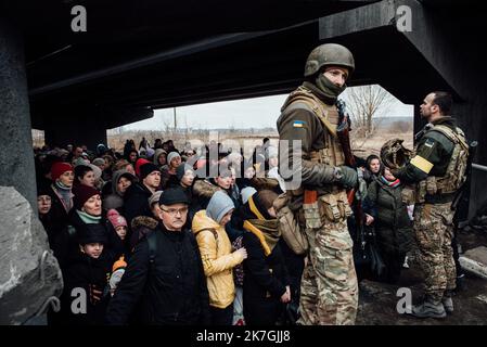 ©Adrien Vautier / Le Pictorium/MAXPPP - Irpin 05/03/2022 Adrien Vautier / Le Pictorium - 5/3/2022 - Ukraine / Irpin - Evacuation des civils d'Irpin sous les bombardements des russes. le 5 mars. / 5/3/2022 - Ukraine / Irpin - Evakuierung von Zivilisten aus Irpin unter dem russischen Bombardement. März 5. Stockfoto