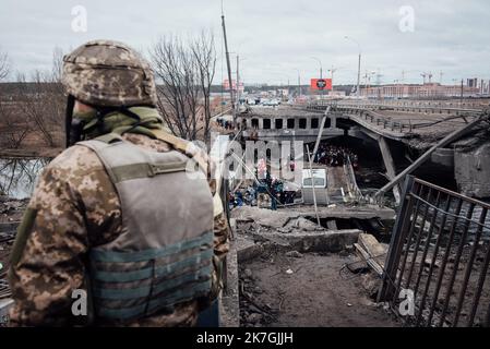 ©Adrien Vautier / Le Pictorium/MAXPPP - Irpin 05/03/2022 Adrien Vautier / Le Pictorium - 5/3/2022 - Ukraine / Irpin - Les habitants d'Irpin dans le nord de Kiev fuient leur ville sous les bombardements des russes.le 5 mars. / 5/3/2022 - Ukraine / Irpin - die Bewohner von Irpin im Norden Kiews fliehen am 5. März unter russischem Beschuss aus ihrer Stadt. Stockfoto