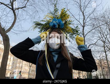 ©Sadak Souici / Le Pictorium/MAXPPP - Paris 05/03/2022 Sadak Souici / Le Pictorium - 5/3/2022 - Frankreich / Ile-de-France / Paris - plusieurs Milliers de personnes etaient rassemblees samedi apres-Midi, Place de la Republique, a Paris pour protester contre l'Invasion de l'Ukraine par la Russie. Des rassemmlements sont prevus ce week-end dans plus d'une centaine de villes de France et dans de nombreuses capitales europeennes, au dixieme jour de l'Invasion russe. / 5/3/2022 - Frankreich / Ile-de-France (Region) / Paris - am Samstagnachmittag versammelten sich mehrere Tausend Menschen, Place de la Republique, Stockfoto