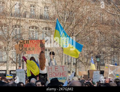 ©Sadak Souici / Le Pictorium/MAXPPP - Paris 05/03/2022 Sadak Souici / Le Pictorium - 5/3/2022 - Frankreich / Ile-de-France / Paris - plusieurs Milliers de personnes etaient rassemblees samedi apres-Midi, Place de la Republique, a Paris pour protester contre l'Invasion de l'Ukraine par la Russie. Des rassemmlements sont prevus ce week-end dans plus d'une centaine de villes de France et dans de nombreuses capitales europeennes, au dixieme jour de l'Invasion russe. / 5/3/2022 - Frankreich / Ile-de-France (Region) / Paris - am Samstagnachmittag versammelten sich mehrere Tausend Menschen, Place de la Republique, Stockfoto