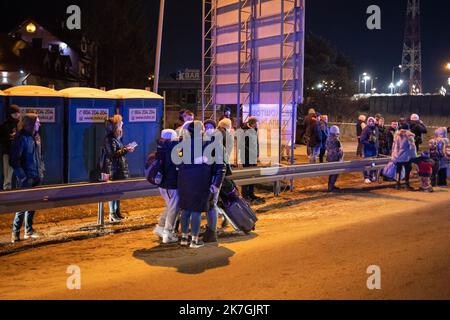 ©Simon Becker / Le Pictorium/MAXPPP - Hrebenne 05/03/2022 Simon Becker / Le Pictorium - 5/3/2022 - Pologne / Hrebenne - Une famille reunie au poste de controle frontalier de Hrebenne avec l'Ukraine / 5/3/2022 - Polen / Hrebenne - Eine Familie, die am Grenzübergang Hrebenne mit der Ukraine vereint ist Stockfoto