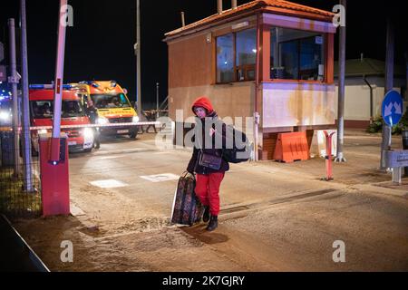 ©Simon Becker / Le Pictorium/MAXPPP - Hrebene 05/03/2022 Simon Becker / Le Pictorium - 5/3/2022 - Pologne / Hrebene - Une femme traverse la frontiere seule au poste frontiere de Hrebenne avec l'Ukraine / 5/3/2022 - Polen / Hrebenne - Am Grenzübergang Hrebenne mit der Ukraine überquert eine Frau Polen Stockfoto