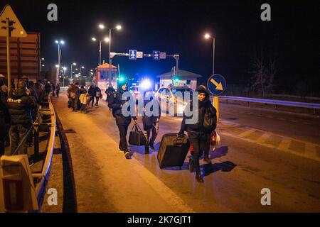 ©Simon Becker / Le Pictorium/MAXPPP - Hrebenne 05/03/2022 Simon Becker / Le Pictorium - 5/3/2022 - Pologne / Hrebenne - Refugies passant en Pologne au poste de controle frontalier de Hrebenne avec l'Ukraine. / 5/3/2022 - Polen / Hrebene - Flüchtlinge am Grenzübergang Hrebene zur Ukraine Stockfoto