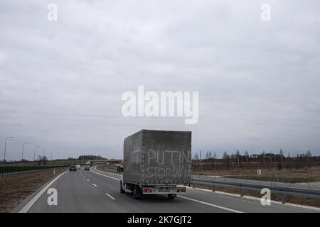 ©Simon Becker / Le Pictorium/MAXPPP - Hrebene 05/03/2022 Simon Becker / Le Pictorium - 5/3/2022 - Pologne / Hrebene - UN camion polonais porte l'Inschrift 'Poutine arrete la guerre'. / 5/3/2022 - Polen / Hrebenne - Ein polnischer LKW hat darauf geschrieben: "Putin stop war". Stockfoto