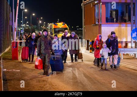 ©Simon Becker / Le Pictorium/MAXPPP - Hrebenne 05/03/2022 Simon Becker / Le Pictorium - 5/3/2022 - Pologne / Hrebenne - Refugies passant en Pologne au poste de controle frontalier de Hrebenne avec l'Ukraine. / 5/3/2022 - Polen / Hrebenne - Flüchtlinge, die am Grenzübergang Hrebenne mit der Ukraine nach Polen einreisen Stockfoto