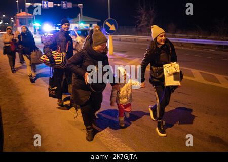 ©Simon Becker / Le Pictorium/MAXPPP - Hrebene 05/03/2022 Simon Becker / Le Pictorium - 5/3/2022 - Pologne / Hrebene - Une famille avec un Petit enfant au poste de controle frontalier de Hrebenne avec l'Ukraine / 5/3/2022 - Polen / Hrebenne - Eine Familie mit einem kleinen Kind am Grenzübergang Hrebenne zur Ukraine Stockfoto