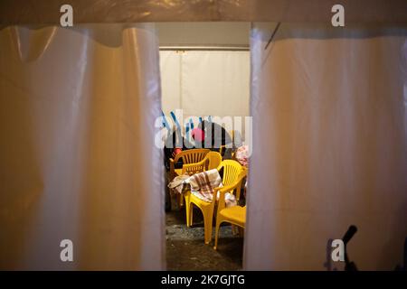 ©Simon Becker / Le Pictorium/MAXPPP - Hrebene 05/03/2022 Simon Becker / Le Pictorium - 5/3/2022 - Pologne / Hrebene - UN volontaire epuise au poste de controle frontalier de Hrebene avec l'Ukraine. / 5/3/2022 - Polen / Hrebenne - ein erschöpfter Freiwilliger am Grenzübergang Hrebenne zur Ukraine Stockfoto