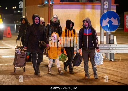 ©Simon Becker / Le Pictorium/MAXPPP - Hrebene 05/03/2022 Simon Becker / Le Pictorium - 5/3/2022 - Pologne / Hrebene - Une famille passe en Pologne au poste de controle frontalier de Hrebene, en Ukraine. / 5/3/2022 - Polen / Hrebenne - Eine Familie überquert am Grenzübergang Hrebenne mit der Ukraine nach Polen Stockfoto