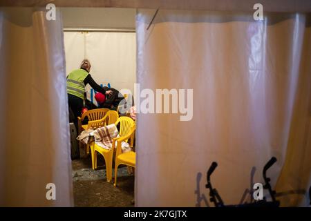 ©Simon Becker / Le Pictorium/MAXPPP - Hrebene 05/03/2022 Simon Becker / Le Pictorium - 5/3/2022 - Pologne / Hrebene - UN volontaire epuise au poste de controle frontalier de Hrebene avec l'Ukraine. / 5/3/2022 - Polen / Hrebenne - ein erschöpfter Freiwilliger am Grenzübergang Hrebenne zur Ukraine Stockfoto