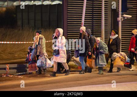 ©Simon Becker / Le Pictorium/MAXPPP - Hrebene 05/03/2022 Simon Becker / Le Pictorium - 5/3/2022 - Pologne / Hrebene - Une famille arrive en Pologne depuis l'Ukraine au poste de controle frontalier de Hrebene. / 5/3/2022 - Polen / Hrebenne - Eine Familie kommt aus der Ukraine am Grenzübergang Hrebenne in Polen an Stockfoto