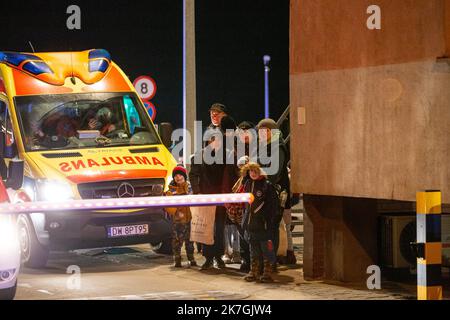 ©Simon Becker / Le Pictorium/MAXPPP - Hrebene 05/03/2022 Simon Becker / Le Pictorium - 5/3/2022 - Pologne / Hrebene - Une famille attend avant d'entrer en Pologne au poste frontiere de Hrebene avec l'Ukraine. / 5/3/2022 - Polen / Hrebenne - Eine Familie wartet auf die Einreise nach Polen am Grenzübergang Hrebenne mit der Ukraine Stockfoto