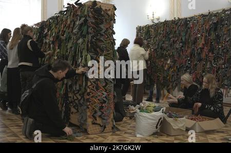 ©PHOTOPQR/NICE MATIN/fernandes franck ; ; 02/03/2022 ; La Bibliothèque régionale de Lviv s’est muée en atelier de fourniture de Camouflage destinés aux forces armées ukrainiennes . Pour les bénévoles, c’est aussi un lieu d’échanges et d’écoute. Krieg in der Ukraine - 02. März 2022 Workshop zur Tarnausrüstung in der Regionalbibliothek Lviv Stockfoto