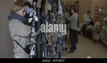 ©PHOTOPQR/NICE MATIN/fernandes franck ; ; 02/03/2022 ; La Bibliothèque régionale de Lviv s’est muée en atelier de fourniture de Camouflage destinés aux forces armées ukrainiennes . Pour les bénévoles, c’est aussi un lieu d’échanges et d’écoute. Krieg in der Ukraine - 02. März 2022 Workshop zur Tarnausrüstung in der Regionalbibliothek Lviv Stockfoto