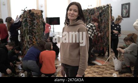 ©PHOTOPQR/NICE MATIN/fernandes franck ; ; 02/03/2022 ; La Bibliothèque régionale de Lviv s’est muée en atelier de fourniture de Camouflage destinés aux forces armées ukrainiennes . Pour les bénévoles, c’est aussi un lieu d’échanges et d’écoute. Krieg in der Ukraine - 02. März 2022 Workshop zur Tarnausrüstung in der Regionalbibliothek Lviv Stockfoto