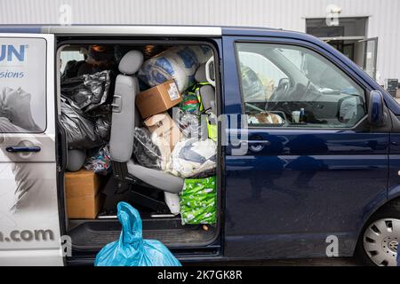 ©Simon Becker / Le Pictorium/MAXPPP - Korczowa 06/03/2022 Simon Becker / Le Pictorium - 6/3/2022 - Pologne / Jaroslaw / Korczowa - Une camionnette allemande est remplie d'articles donnes au Centre Commercial Korczowa Dolina, qui sert de Point d'accueil Massiv pour les personnes fuyant la guerre en Ukraine. / 6/3/2022 - Polen / Jaroslaw / Korczowa - In der Mall Korczowa Dolina, die als Sammelpunkt für Menschen vor dem Krieg in der Ukraine dient, ist Ein deutscher Lieferwagen voll gespendet. Stockfoto