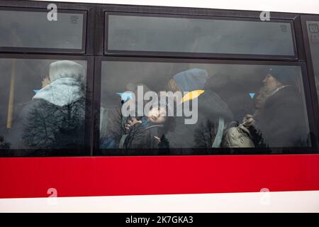 ©Simon Becker / Le Pictorium/MAXPPP - Korczowa 06/03/2022 Simon Becker / Le Pictorium - 6/3/2022 - Pologne / Jaroslaw / Korczowa - UN jeune garcon regarde depuis un Bus transportant des personnes fuyant la guerre en Ukraine. / 6/3/2022 - Polen / Jaroslaw / Korczowa - Ein kleiner Junge blickt auf einen Bus, der Menschen trägt, die vor dem Krieg in der Ukraine fliehen. Stockfoto