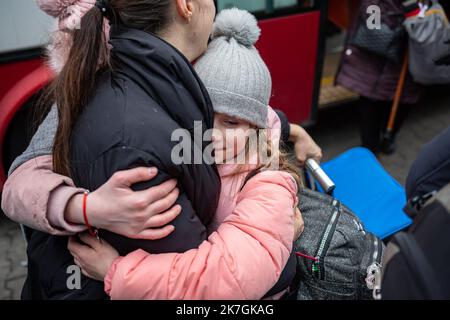 ©Simon Becker / Le Pictorium/MAXPPP - Korczowa 06/03/2022 Simon Becker / Le Pictorium - 6/3/2022 - Pologne / Jaroslaw / Korczowa - Une mere emue est reunie avec ses filles apres qu'elles soient arrivees a Korczowa en Bus. / 6/3/2022 - Polen / Jaroslaw / Korczowa - eine emotionale Mutter wird mit ihren Töchtern wiedervereint, nachdem sie mit dem Bus in Korczowa angekommen sind. Stockfoto