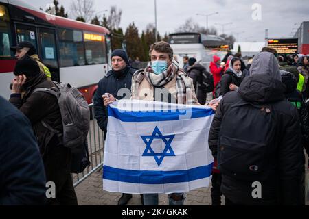 ©Simon Becker / Le Pictorium/MAXPPP - Korczowa 06/03/2022 Simon Becker / Le Pictorium - 6/3/2022 - Pologne / Jaroslaw / Korczowa - UN Israelien offrant de l'aide et un Transport aux Juifs ukrainiens arrivant au Centre d'accueil pour refugies de Korczowa. / 6/3/2022 - Polen / Jaroslaw / Korczowa - ein Israeli, der ukrainischen Juden Hilfe und Transport anbietet, die im Flüchtlingszentrum Korczowa ankommen. Stockfoto