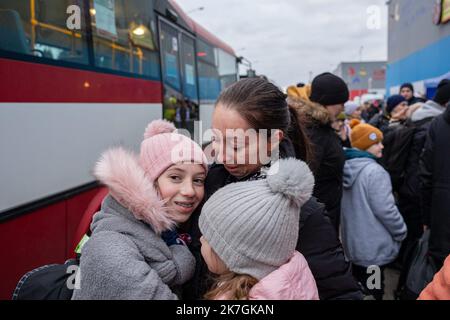 ©Simon Becker / Le Pictorium/MAXPPP - Korczowa 06/03/2022 Simon Becker / Le Pictorium - 6/3/2022 - Pologne / Jaroslaw / Korczowa - Une mere emue est reunie avec ses filles apres qu'elles soient arrivees a Korczowa en Bus. / 6/3/2022 - Polen / Jaroslaw / Korczowa - eine emotionale Mutter wird mit ihren Töchtern wiedervereint, nachdem sie mit dem Bus in Korczowa angekommen sind. Stockfoto