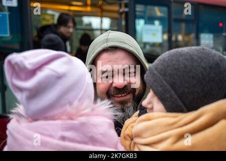 ©Simon Becker / Le Pictorium/MAXPPP - Korczowa 06/03/2022 Simon Becker / Le Pictorium - 6/3/2022 - Pologne / Jaroslaw / Korczowa - Une mere emue est reunie avec ses filles apres qu'elles soient arrivees a Korczowa en Bus. / 6/3/2022 - Polen / Jaroslaw / Korczowa - eine emotionale Mutter wird mit ihren Töchtern wiedervereint, nachdem sie mit dem Bus in Korczowa angekommen sind. Stockfoto