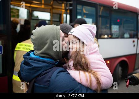 ©Simon Becker / Le Pictorium/MAXPPP - Korczowa 06/03/2022 Simon Becker / Le Pictorium - 6/3/2022 - Pologne / Jaroslaw / Korczowa - UN pere retrouve ses enfants au Centre d'accueil pour refugies de Korczowa. / 6/3/2022 - Polen / Jaroslaw / Korczowa - Ein Vater wird im Flüchtlingszentrum Korczowa mit seinen Kindern wiedervereint. Stockfoto