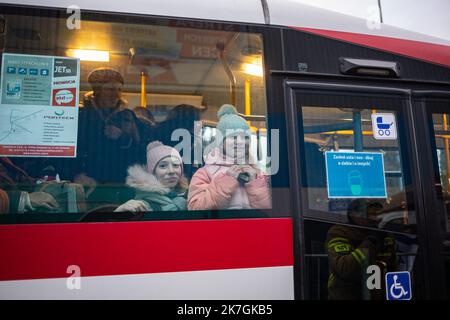 ©Simon Becker / Le Pictorium/MAXPPP - Korczowa 06/03/2022 Simon Becker / Le Pictorium - 6/3/2022 - Pologne / Jaroslaw / Korczowa - Deux jeunes filles impatientes de retrouver leurs parents au Centre d'accueil pour refugies de Korczowa. / 6/3/2022 - Polen / Jaroslaw / Korczowa - zwei junge Mädchen freuen sich, im Flüchtlingszentrum Korczowa mit ihren Eltern wiedervereint zu sein. Stockfoto