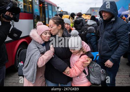 ©Simon Becker / Le Pictorium/MAXPPP - Korczowa 06/03/2022 Simon Becker / Le Pictorium - 6/3/2022 - Pologne / Jaroslaw / Korczowa - Une mere emue est reunie avec ses filles apres qu'elles soient arrivees a Korczowa en Bus. / 6/3/2022 - Polen / Jaroslaw / Korczowa - eine emotionale Mutter wird mit ihren Töchtern wiedervereint, nachdem sie mit dem Bus in Korczowa angekommen sind. Stockfoto