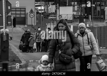 ©Michael Bunel / Le Pictorium/MAXPPP - Medyka 03/03/2022 Michael Bunel / Le Pictorium - 3/3/2022 - Pologne / Medyka - Femmes et enfants traversent le poste frontiere de Medyka qui marquent leurs entrees dans l'Union europeene via la Pologne. Selon l'ONU, depuis le Debut de l'Invasion de l'Ukraine par l'armee Russe, pres d'un million de personnes auraient fuit le pays. 3. märz 2022. Medyka, Pologne. / 3/3/2022 - Polen / Medyka - Frauen und Kinder überqueren den Grenzposten Medyka, der ihren Eintritt in die Europäische Union über Polen markiert. Nach Angaben der Vereinten Nationen seit Beginn der Invasion Stockfoto