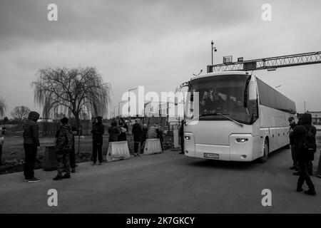 ©Michael Bunel / Le Pictorium/MAXPPP - Medyka 03/03/2022 Michael Bunel / Le Pictorium - 3/3/2022 - Pologne / Medyka - UN Bus remplit de refugies franchi le poste frontiere entre la Pologne et l'Ukraine. Selon l'ONU, depuis le Debut de l'Invasion de l'Ukraine par l'armee Russe, pres d'un million de personnes auraient fuit le pays. 3. märz 2022. Medyka, Pologne. / 3/3/2022 - Polen / Medyka - Ein Bus voller Flüchtlinge überquert die Grenze zwischen Polen und der Ukraine. Nach Angaben der Vereinten Nationen sind seit Beginn der Invasion der Ukraine durch die russische Armee fast eine Million Menschen aus dem Land geflohen. Stockfoto