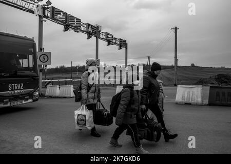 ©Michael Bunel / Le Pictorium/MAXPPP - Medyka 03/03/2022 Michael Bunel / Le Pictorium - 3/3/2022 - Pologne / Medyka - Femmes et enfants traversent le poste frontiere de Medyka qui marquent leurs entrees dans l'Union europeene via la Pologne. Selon l'ONU, depuis le Debut de l'Invasion de l'Ukraine par l'armee Russe, pres d'un million de personnes auraient fuit le pays. 3. märz 2022. Medyka, Pologne. / 3/3/2022 - Polen / Medyka - Frauen und Kinder überqueren den Grenzposten Medyka, der ihren Eintritt in die Europäische Union über Polen markiert. Nach Angaben der Vereinten Nationen seit Beginn der Invasion Stockfoto