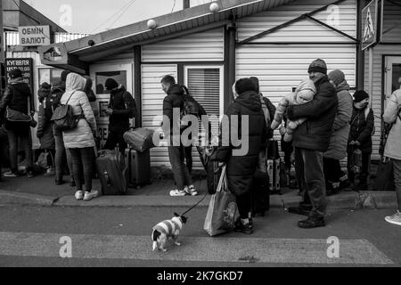 ©Michael Bunel / Le Pictorium/MAXPPP - Shehynil 03/03/2022 Michael Bunel / Le Pictorium - 3/3/2022 - Ukraine / Shehynil - plusieurs centaines de refugies ukrainiens attendent de pouvoir passer en Pologne via le poste frontiere de Shehynil - Medyka. Selon l'ONU, depuis le Debut de l'Invasion de l'Ukraine par l'armee Russe, pres d'un million de personnes auraient fuit le pays. 3. märz 2022. Shehynil, Pologne. / 3/3/2022 - Ukraine / Shehynil - Hunderte ukrainische Flüchtlinge warten darauf, über den Grenzübergang Shehynil-Medyka nach Polen zu gelangen. Nach Angaben der Vereinten Nationen, seit dem Beginn der i Stockfoto