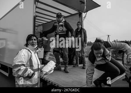 ©Michael Bunel / Le Pictorium/MAXPPP - Medyka 03/03/2022 Michael Bunel / Le Pictorium - 3/3/2022 - Pologne / Medyka - des membres d'Associations s'activent pour remplir un camion qui doit partir en Ukraine. Selon l'ONU, depuis le Debut de l'Invasion de l'Ukraine par l'armee Russe, pres d'un million de personnes auraient fuit le pays. 3. märz 2022. Medyka, Pologne. / 3/3/2022 - Polen / Medyka - Verbandsmitglieder sind damit beschäftigt, einen LKW zu befüllen, der in die Ukraine fahren muss. Nach Angaben der Vereinten Nationen sind seit Beginn der Invasion der Ukraine durch die russische Armee fast eine Million Menschen geflohen Stockfoto