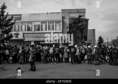 ©Michael Bunel / Le Pictorium/MAXPPP - Shehynil 03/03/2022 Michael Bunel / Le Pictorium - 3/3/2022 - Ukraine / Shehynil - plusieurs centaines de refugies ukrainiens attendent de pouvoir passer en Pologne via le poste frontiere de Shehynil - Medyka. Selon l'ONU, depuis le Debut de l'Invasion de l'Ukraine par l'armee Russe, pres d'un million de personnes auraient fuit le pays. 3. märz 2022. Shehynil, Pologne. / 3/3/2022 - Ukraine / Shehynil - Hunderte ukrainische Flüchtlinge warten darauf, über den Grenzübergang Shehynil-Medyka nach Polen zu gelangen. Nach Angaben der Vereinten Nationen, seit dem Beginn der i Stockfoto