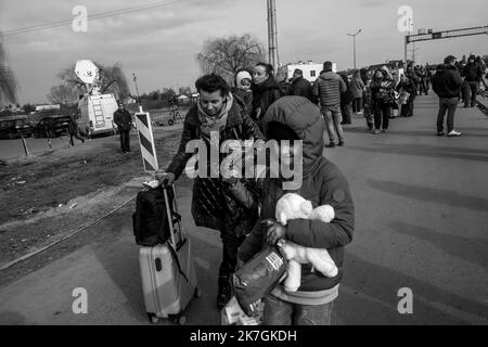 ©Michael Bunel / Le Pictorium/MAXPPP - Medyka 03/03/2022 Michael Bunel / Le Pictorium - 3/3/2022 - Pologne / Medyka - Femmes et enfants traversent le poste frontiere de Medyka qui marquent leurs entrees dans l'Union europeene via la Pologne. Selon l'ONU, depuis le Debut de l'Invasion de l'Ukraine par l'armee Russe, pres d'un million de personnes auraient fuit le pays. 3. märz 2022. Medyka, Pologne. / 3/3/2022 - Polen / Medyka - Frauen und Kinder überqueren den Grenzposten Medyka, der ihren Eintritt in die Europäische Union über Polen markiert. Nach Angaben der Vereinten Nationen seit Beginn der Invasion Stockfoto