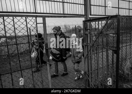 ©Michael Bunel / Le Pictorium/MAXPPP - Medyka 03/03/2022 Michael Bunel / Le Pictorium - 3/3/2022 - Pologne / Medyka - Une famille s'appreent a passer le poste frontiere de Medyka en Pologne qui marque leurs entrees dans l'Union europeenne. Selon l'ONU, depuis le Debut de l'Invasion de l'Ukraine par l'armee Russe, pres d'un million de personnes auraient fuit le pays. 3. märz 2022. Medyka, Pologne. / 3/3/2022 - Polen / Medyka - Eine Familie bereitet sich auf den Grenzübergang Medyka in Polen vor, der ihren Eintritt in die Europäische Union markiert. Nach Angaben der Vereinten Nationen seit Beginn der Invasion Stockfoto