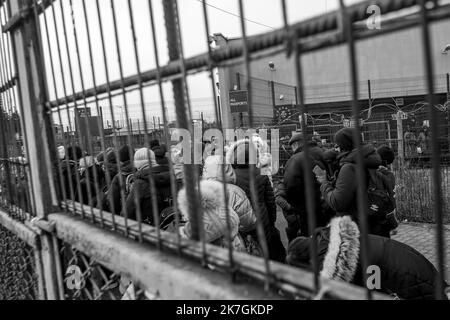 ©Michael Bunel / Le Pictorium/MAXPPP - 03/03/2022 Michael Bunel / Le Pictorium - 3/3/2022 - - - Longue file d'attente de refugies attendant de pouvoir passer le poste frontiere de Medyka (Pologne) - Shehynil (Ukraine) afin de rentrer dans l'Union europeenne et fuir l'Invasion de l'Ukraine Russe l'arméme. Selon l'ONU, depuis le Debut de l'Invasion de l'Ukraine par l'armee Russe, pres d'un million de personnes auraient fuit le pays. 3. märz 2022. Medyka, Pologne. / 3/3/2022 - - lange Schlange von Flüchtlingen, die auf die Grenzüberquerung von Medyka (Polen) - Shehynil (Ukraine) warten, um nach Europa einzureisen Stockfoto