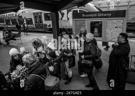 ©Michael Bunel / Le Pictorium/MAXPPP - Przemysl 04/03/2022 Michael Bunel / Le Pictorium - 4/3/2022 - Pologne / Przemysl - Femmes et enfants Montent a Bord d'un train en partance de Przemysl et en direction de Cracovie. Selon l'ONU, depuis le Debut de l'Invasion de l'Ukraine par l'armee Russe, pres d'un million de personnes auraient fuit le pays. 04. märz 2022. Przemysl, Pologne. / 4/3/2022 - Polen / Przemysl - Frauen und Kinder fahren mit dem Zug von Przemysl nach Krakau. Nach Angaben der Vereinten Nationen sind seit Beginn der Invasion der Ukraine durch die russische Armee fast eine Million Menschen aus der Ukraine geflohen Stockfoto