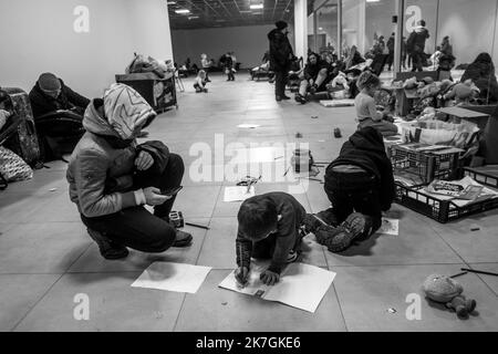 ©Michael Bunel / Le Pictorium/MAXPPP - Przemysl 03/03/2022 Michael Bunel / Le Pictorium - 3/3/2022 - Pologne / Przemysl - Au Centre Commercial Tesco, transforme en Centre d'accueil temporaire, des enfants s'occupent avec des coloriages distributes par des wohlwolles. Selon l'ONU, depuis le Debut de l'Invasion de l'Ukraine par l'armee Russe, pres d'un million de personnes auraient fuit le pays. 3. märz 2022. Przemysl, Pologne. / 3/3/2022 - Polen / Przemysl - im Tesco-Einkaufszentrum, das in ein provisorisches Tierheim umgewandelt wurde, sind die Kinder mit Malbüchern beschäftigt, die von Freiwilligen verteilt werden. Akkordeon Stockfoto