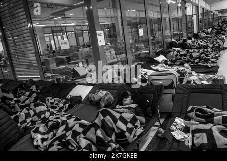 ©Michael Bunel / Le Pictorium/MAXPPP - Mlyny 03/03/2022 Michael Bunel / Le Pictorium - 3/3/2022 - Pologne / Mlyny - UN homme dort sur un lit de Camp dans un Center Commercial transforme en Centre d'accueil. Le Centre accueille 6000 personnes ayant fuient l'Ukraine Suite a l'Invasion du Pays par l'armee Russe. Selon l'ONU, depuis le Debut de l'Invasion de l'Ukraine par l'armee Russe, pres d'un million de personnes auraient fuit le pays. 3. märz 2022. Mlyny. Pologne. / 3/3/2022 - Polen / Mlyny - Ein Mann schläft auf einem Kinderbett in einem Einkaufszentrum, das in ein Empfangszentrum umgewandelt wurde. Das Zentrum ist die Heimat von Stockfoto