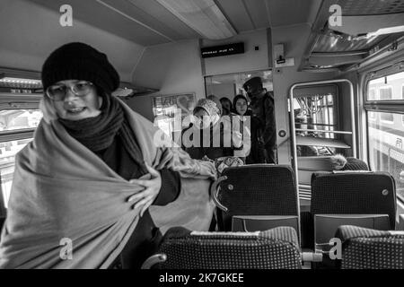 ©Michael Bunel / Le Pictorium/MAXPPP - Przemysl 04/03/2022 Michael Bunel / Le Pictorium - 4/3/2022 - Pologne / Przemysl - plusieurs femmes prennent place dans un train en partance de Przemysl et en direction de Cracovie. Selon l'ONU, depuis le Debut de l'Invasion de l'Ukraine par l'armee Russe, pres d'un million de personnes auraient fuit le pays. 04. märz 2022. Przemysl, Pologne. / 4/3/2022 - Polen / Przemysl - mehrere Frauen nehmen in einem Zug Platz, der Przemysl verlässt und nach Krakau fährt. Nach Angaben der Vereinten Nationen, seit dem Beginn der Invasion der Ukraine durch die russische Armee, fast eine Million Stockfoto