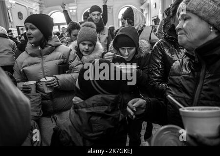 ©Michael Bunel / Le Pictorium/MAXPPP - Przemysl 04/03/2022 Michael Bunel / Le Pictorium - 4/3/2022 - Pologne / Przemysl - des refugies se Restaurant dans le Hall de la gare de Przemysl. Selon l'ONU, depuis le Debut de l'Invasion de l'Ukraine par l'armee Russe, pres d'un million de personnes auraient fuit le pays. 4. märz 2022. Przemysl, Pologne. / 4/3/2022 - Polen / Przemysl - Flüchtlinge essen in der Halle des Bahnhofs in Przemysl. Nach Angaben der Vereinten Nationen sind seit Beginn der Invasion der Ukraine durch die russische Armee fast eine Million Menschen aus dem Land geflohen. 4. März 2022. Przemysl Stockfoto