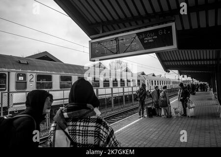 ©Michael Bunel / Le Pictorium/MAXPPP - Przemysl 04/03/2022 Michael Bunel / Le Pictorium - 4/3/2022 - Pologne / Przemysl - des dizaines de personnes attendent sur le quai de la gare de Przemysl le train en direction de Cracovie. Selon l'ONU, depuis le Debut de l'Invasion de l'Ukraine par l'armee Russe, pres d'un million de personnes auraient fuit le pays. 4. märz 2022. Przemysl, Pologne. / 4/3/2022 - Polen / Przemysl - Dutzende von Menschen warten auf dem Bahnsteig des Bahnhofs Przemysl auf den Zug nach Krakau. Nach Angaben der Vereinten Nationen, seit Beginn der Invasion der Ukraine durch die russische Armee, Stockfoto