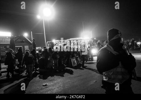 ©Michael Bunel / Le Pictorium/MAXPPP - 04/03/2022 Michael Bunel / Le Pictorium - 4/3/2022 - - Au poste frontiere de Medyka, Des centaines de personnes sont pris en Charge et transportes en Bus jusqu'a Przemysl ou un Centre d'accueil temporaire a ete ouvert pour recevoir les refugies qui afflux depuis le Debut de l'Invasion de l'Ukraine par la Russie. Selon l'ONU, depuis le Debut de l'Invasion de l'Ukraine par l'armee Russe, pres d'un million de personnes auraient fuit le pays. 4. märz 2022. Przemysl, Pologne. / 4/3/2022 - - am Grenzübergang Medyka werden Hunderte von Menschen betreut und betreut Stockfoto