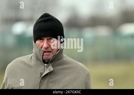 ©PHOTOPQR/L'EST REPUBLICAIN/ALEXANDRE MARCHI ; MEDIKA ; 07/03/2022 ; SOCIETE - GUERRE DE UKRAINE - RUSSLAND - UNION EUROPEENNE - FRONTIERE POLONAISE - REFUGIES UKRAINIENS - KRIEG - GRENZE - FLÜCHTLINGE. Medika (PL) 7. märz 2022. UN homme âgé réfugié ukrainien arrive au poste frontière de Medika en Pologne. La Pologne a déjà accueilli plus d'un million de personnes fuyant l'Invasion russe en Ukraine. Une guerre au porte de l'Europe. FOTO Alexandre MARCHI. - Massive Ankunft ukrainischer Flüchtlinge an der Grenze zwischen Polen und der Ukraine. Stockfoto