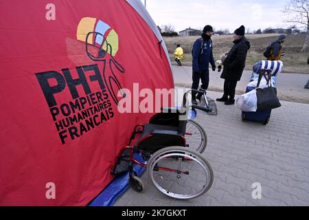 ©PHOTOPQR/L'EST REPUBLICAIN/ALEXANDRE MARCHI ; MEDIKA ; 07/03/2022 ; SOCIETE - GUERRE DE UKRAINE - RUSSLAND - UNION EUROPEENNE - FRONTIERE POLONAISE - REFUGIES UKRAINIENS - KRIEG - GRENZE - FLÜCHTLINGE. Medika (PL) 7. märz 2022. Die médicale des pompiers humanitaires français au poste frontière de Medika en Pologne. La Pologne a déjà accueilli plus d'un million de personnes fuyant l'Invasion russe en Ukraine. Une guerre au porte de l'Europe. FOTO Alexandre MARCHI. - Massive Ankunft ukrainischer Flüchtlinge an der Grenze zwischen Polen und der Ukraine. Stockfoto